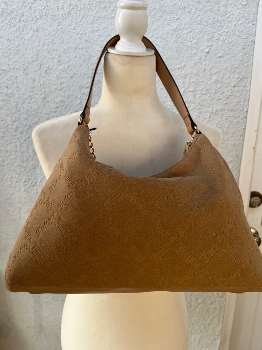 Juicy Couture Camel Suede Hobo Bag with Gold Charm Chain NWT - Picture 4 of 9